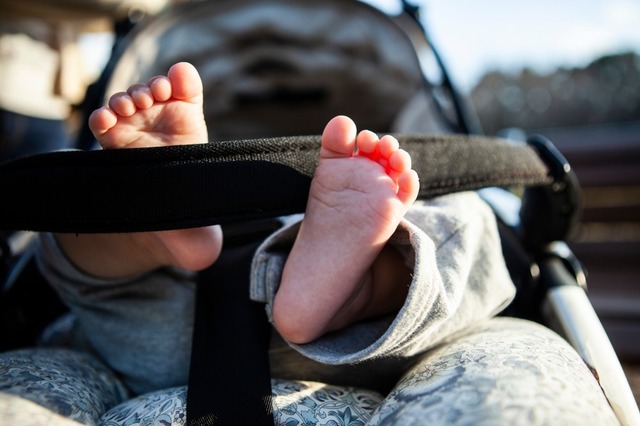 電車で…ベビーカーを拒否し暴れる子ども。降りられず焦っていると⇒乗客の行動に「嬉しかった」