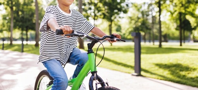 自転車に乗れない学童期の息子。ママが家を開けた瞬間⇒パパと息子が”内緒で島巡り”！？「驚いた」