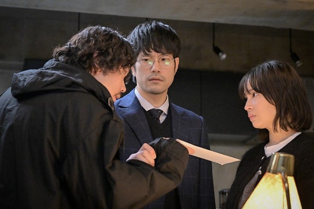 磯村勇斗、松山ケンイチ、広瀬すず「クジャクのダンス、誰が見た？」第2話（C）TBS