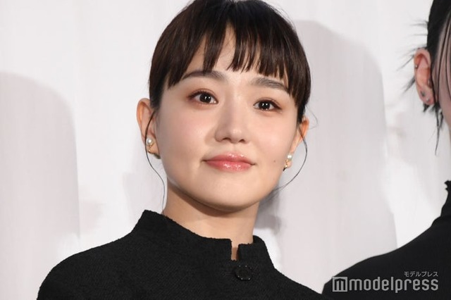 暗髪の奈緒（C）モデルプレス