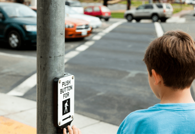 道路の危険性を教えたい親。子どもにも”分かる説明”した結果⇒自分から確認するように！？