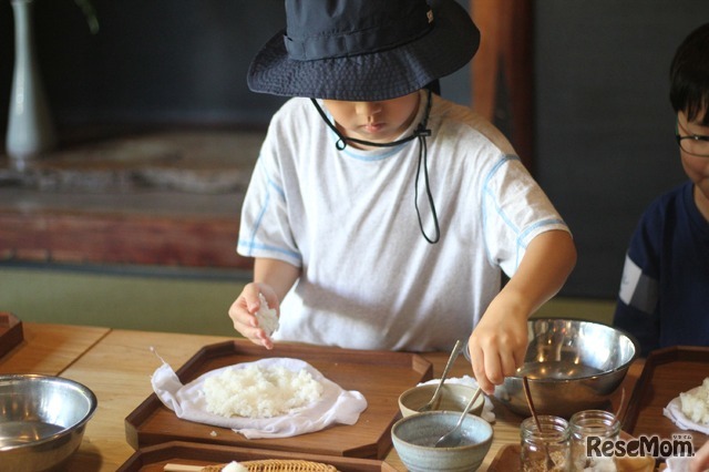 作った塩で羽釜で炊いたお米でおむすび作りのようす