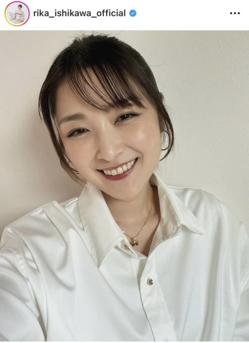 石川梨華、シャツ×ユニクロスカートの“大人コーデ”に絶賛の声「イメージ変わって素敵」「カッコ可愛い」