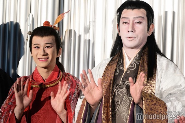 JAPAN THEATER『SEIMEI』初日前会見に出席した嶋崎斗亜、市川團十郎（C）モデルプレス