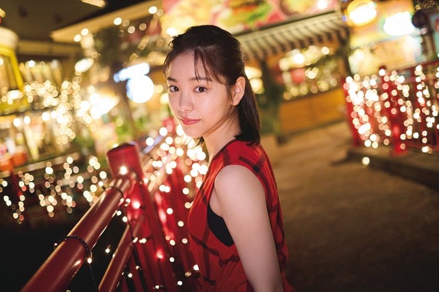 當真あみ1st写真集「Ami」封入特典ポストカード／撮影：屋山和樹