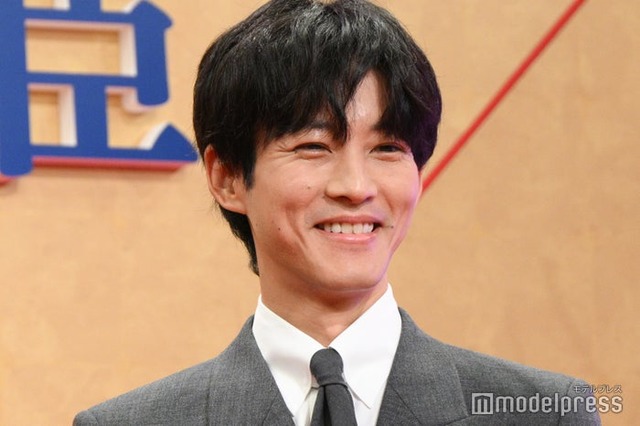 記者から笑顔を求められる松坂桃李（C）モデルプレス