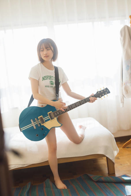 声優・夏吉ゆうこ、短めTシャツ姿＆ほっそり美脚を大胆見せ！私物のギターをかき鳴らす自然体SHOT披露