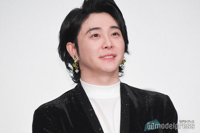 眉ピアスがきらめく大森元貴（C）モデルプレス