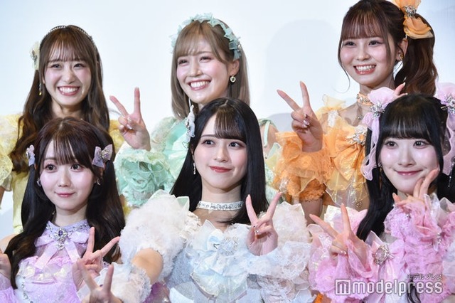 （後列）瀧脇笙古、諸橋沙夏、大場花菜（前列）大谷映美里、佐々木舞香、齋藤樹愛羅（C）モデルプレス