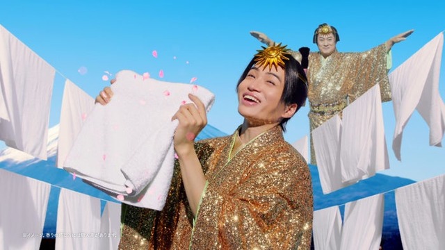 菊池風磨、松平健／新TVCM「ボールド 洗濯大名 太陽のジェルボール篇」より（提供写真）