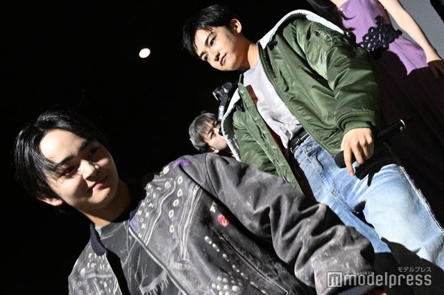 客席後方から登場したTAIKI、KANON（C）モデルプレス