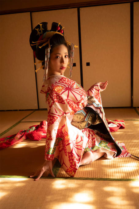 鈴木ふみ奈、艶やかな花魁に変身！はだけた着物から豊満バストや美ヒップをチラ見せ