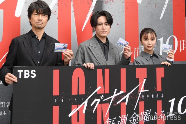 渋谷にゲリラ登場した仲村トオル、間宮祥太朗、上白石萌歌（C）モデルプレス