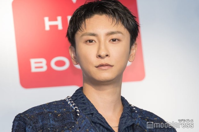 フォトエッセイ「人生そんなもん」発売記念会見を開催した與真司郎（C）モデルプレス