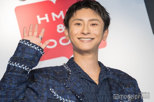 フォトエッセイ「人生そんなもん」発売記念会見を開催した與真司郎（C）モデルプレス