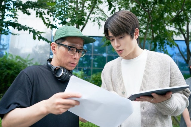 イ・ユンソク監督、ジェヒョン「6時間後に君は死ぬ」メイキングより（C）2024, Mystery Pictures, ALL RIGHTS RESERVED