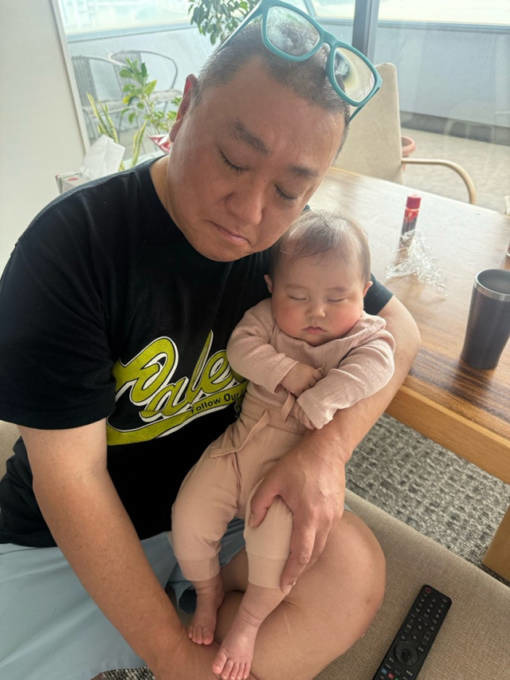 山本圭壱、愛娘は自分と西野未姫のどちら似！？比較SHOTに「顔がみんな似てる」「とにかく可愛い」の声