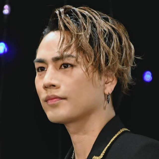 「ほんま男前」ØMI、Tシャツ×サングラスの夏先取りコーデに反響「めちゃカッコイイ」