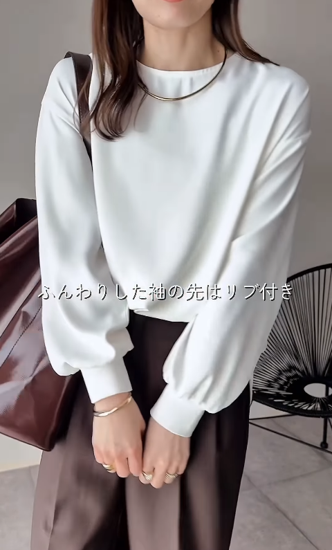 さりげなく華やかさを添えて。白ブラウス×ブラウンパンツの上品配色術【40代の毎日コーデ】