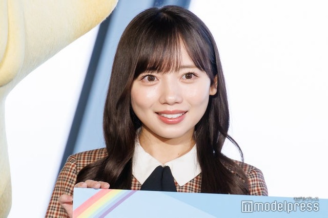 ロングヘアの齊藤京子（C）モデルプレス