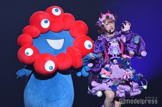 ミャクミャク、しなこ（C）モデルプレス
