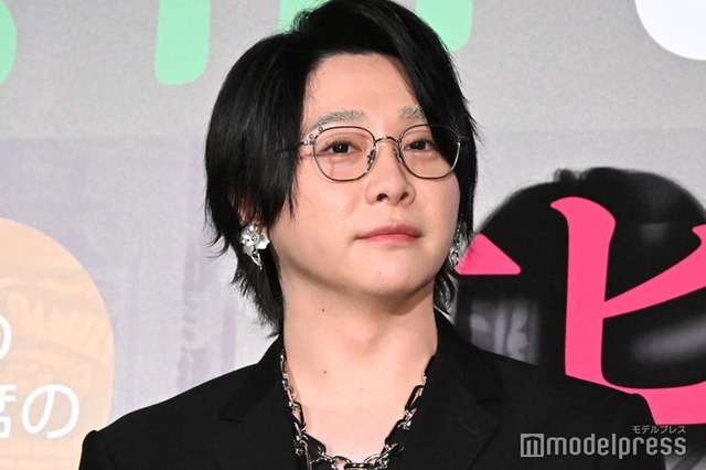 淡い眉色の大森元貴（C）モデルプレス