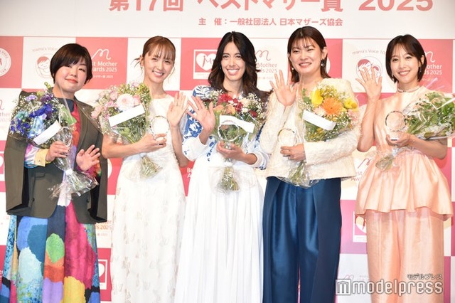「ベストマザー賞」を受賞した山崎ナオコーラ、Dream Ami、森泉、高橋礼華、鷲見玲奈（C）モデルプレス