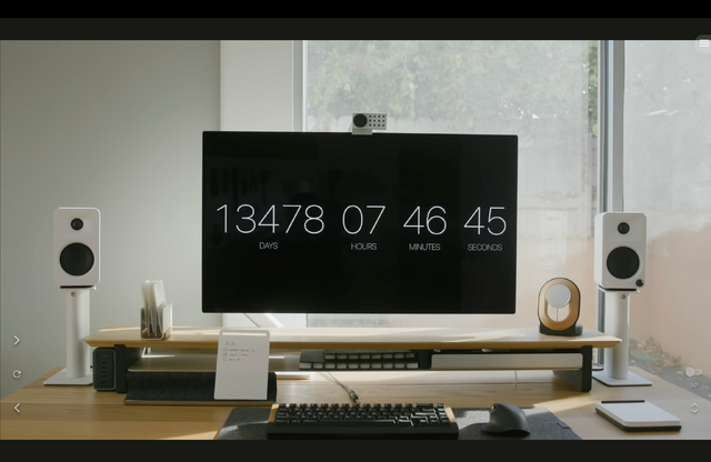 モニターは、このリニューアルに合わせて購入したApple Pro Display XDRをモニターアームで設置。