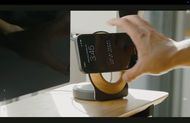 iPhoneをスタンバイモードで設置しておけるMagSafeスタンドもGrovemadeの製品。