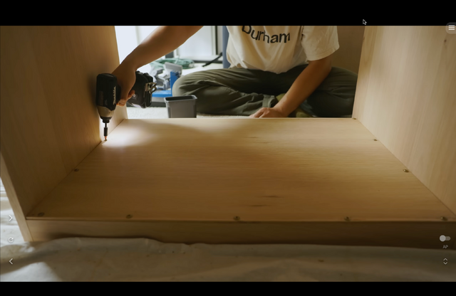 DIYショップで合板を購入し、ドローイング用デスクを自作。電動工具はマキタのバッテリーシステムシリーズを愛用する。