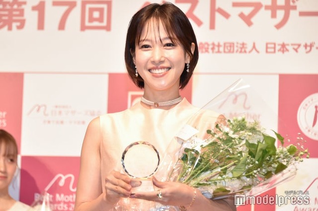 「ベストマザー賞」を受賞した鷲見玲奈（C）モデルプレス