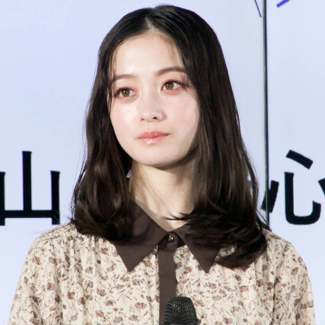 橋本環奈、真剣な眼差しの『天久鷹央の推理カルテ』オフSHOTに「凛々しくて可愛い」「どの角度も最高」の声