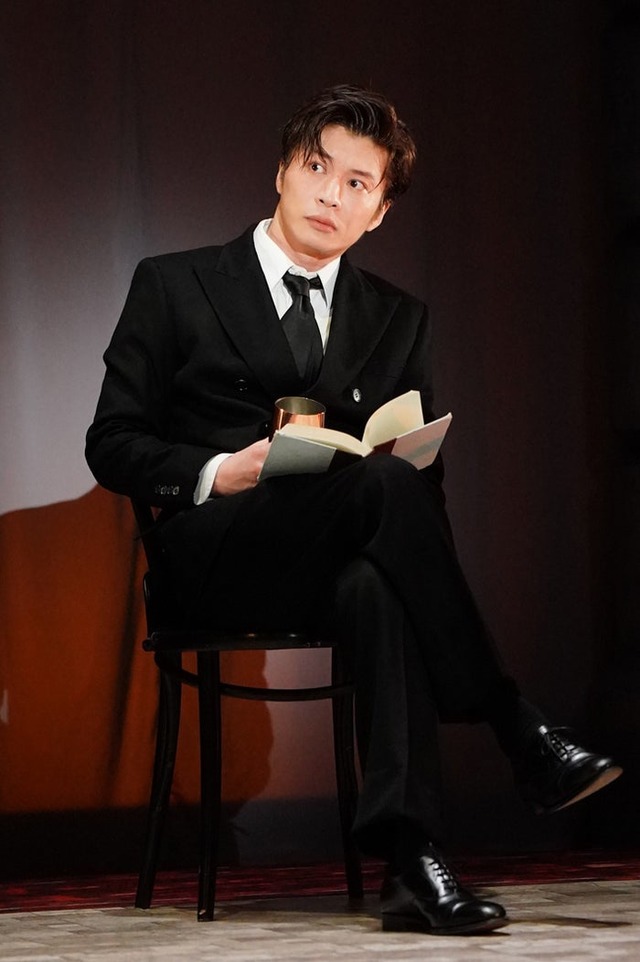 田中圭「陽気な幽霊」初日公演より（提供写真）