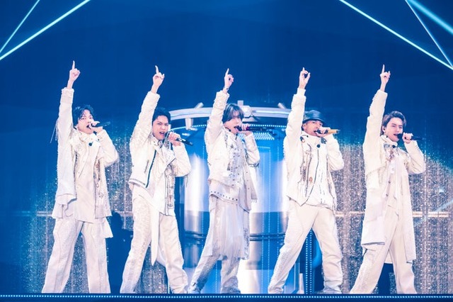 カプセルから登場したAぇ! group「Aぇ! group LIVE TOUR 2025 D.N.A」横浜アリーナ公演より／撮影：田中聖太郎（提供写真）