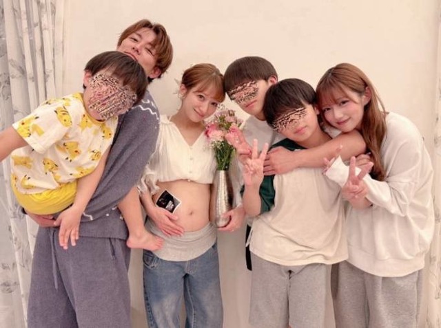 第5子妊娠中の辻希美、ふっくらお腹を見せた家族集合SHOT公開「幸せ過ぎる母の日でした」