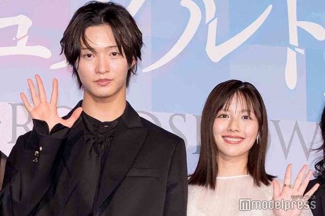 映画「青春ゲシュタルト崩壊」完成披露試写会に出席した佐藤新、渡邉美穂（C）モデルプレス