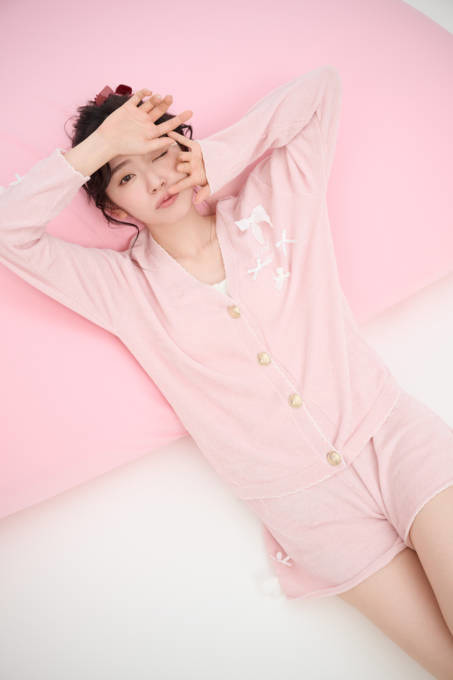 鈴木愛理、ほっそり美脚チラリの寝転びSHOTにドキッ！エフォートレスで品のあるスタイルを披露