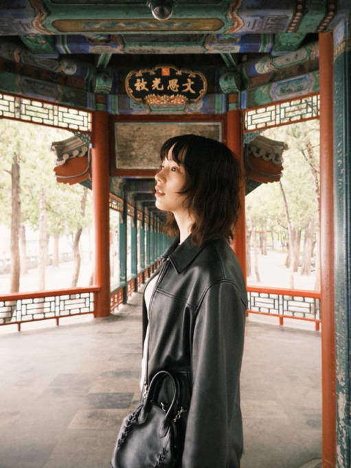 のん、黒ジャケットをクールに着こなした中国旅の思い出SHOTに反響「良き」「超キマっててカッケ～」