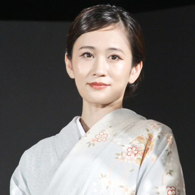前田敦子、美スタイル際立つ私服SHOTに絶賛の声「かっこいい！」「本当に美しい」