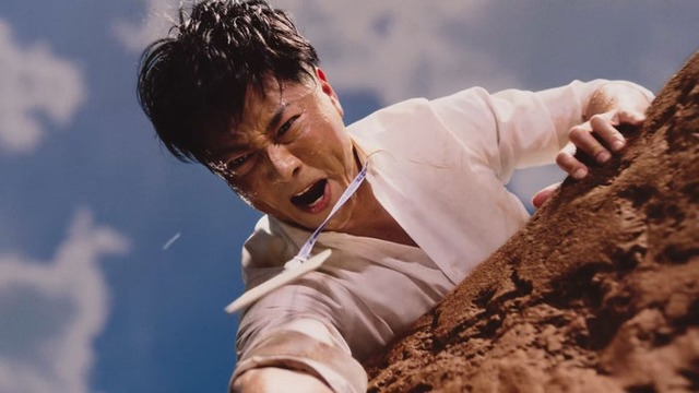 ケイン・コスギ／新WEBCM「クライシス」篇より（提供写真）