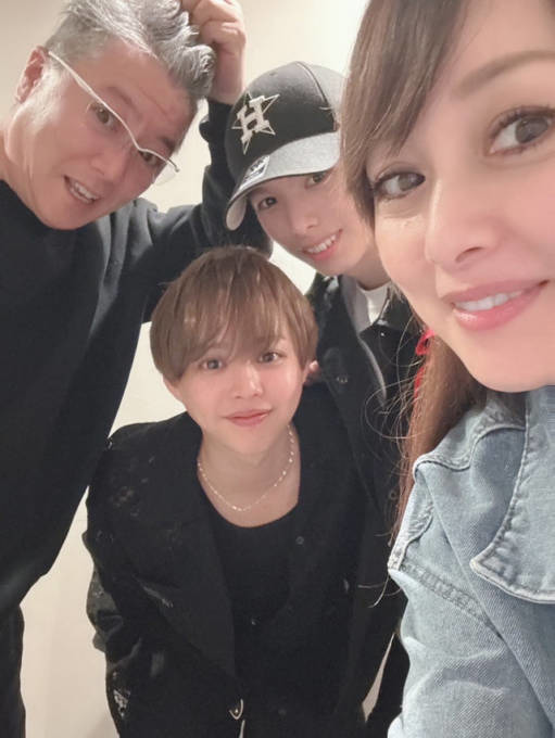 渡辺美奈代、夫＆イケメン息子たちとパシャリ！家族4SHOTに「美男美女」「素敵なファミリー」の声