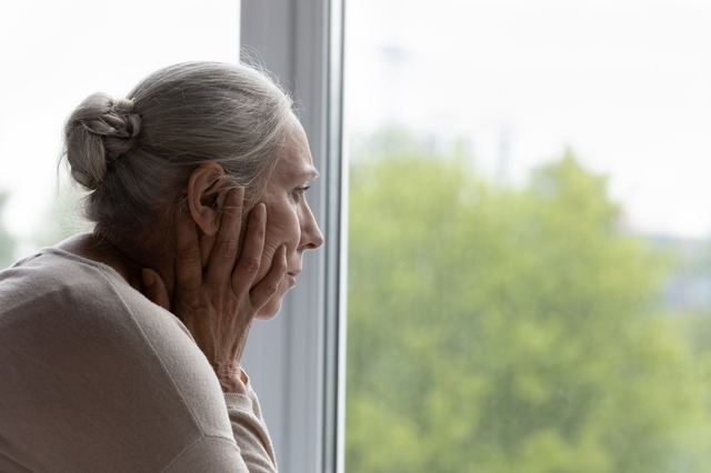一人暮らしをする親が認知症に。「近所に引っ越してきてもらう」と決めたあと、すぐさま浮上した問題は