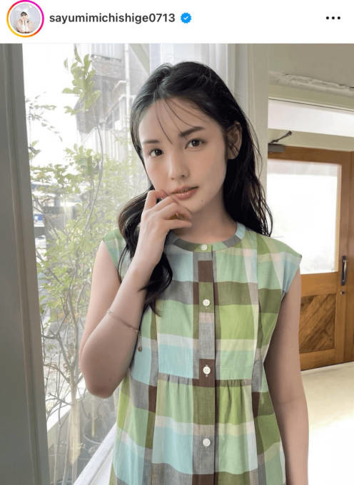 道重さゆみ、ほっそり美腕の爽やかワンピSHOTに反響「気品溢れる美しさ！」「すごく似合ってます」