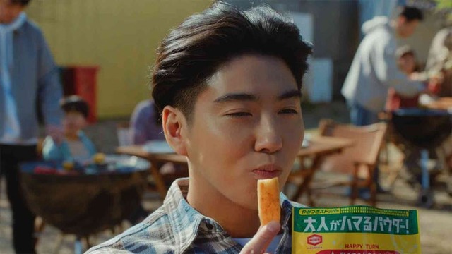 賀来賢人「ハッピーターンスパイス 旨味篇」「ハッピーターン250%パウダー 楽屋篇」より（提供写真）
