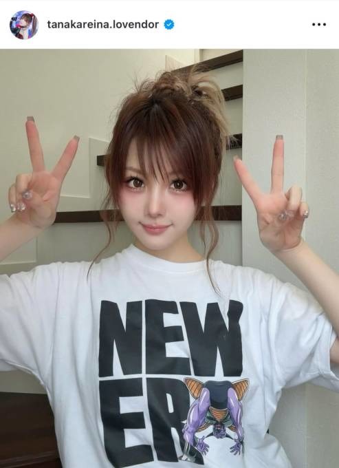 「可愛いママ」田中れいな、アニメ柄Tシャツを着こなしたピースSHOTに反響「何着ても似合う」