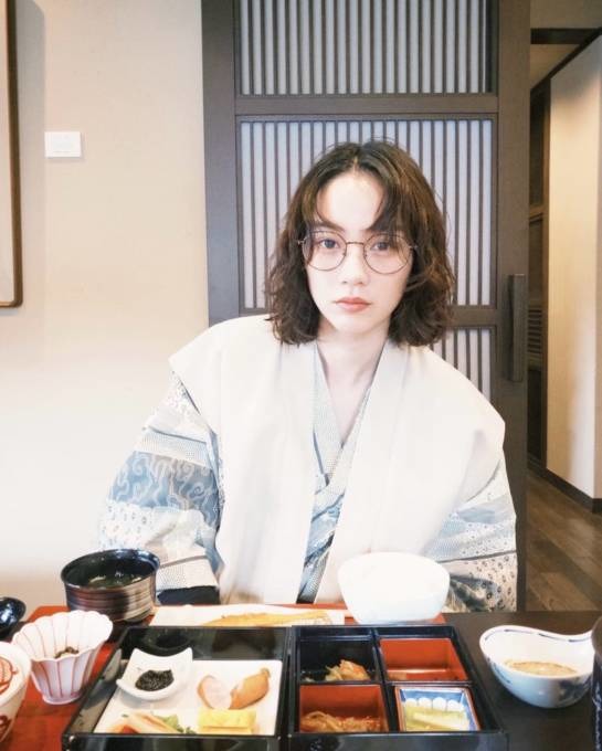 のん、眼鏡＆浴衣姿の温泉旅行SHOTにファンうっとり「透けるように美しい」「こんなお写真見たかった」