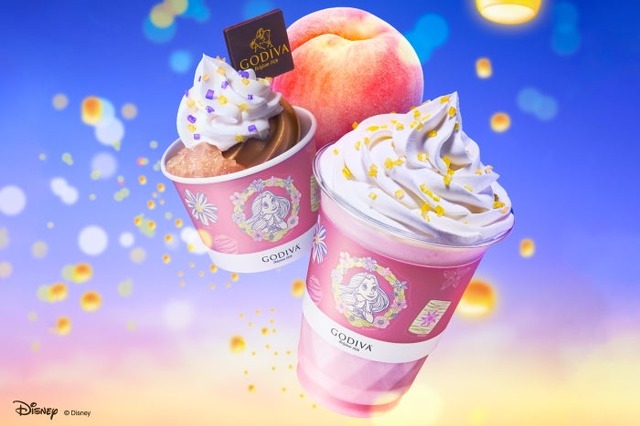（右から）ホワイトピーチ ショコリキサー、ソフトクリーム ピーチジュレ＆チョコレート（C）Disney