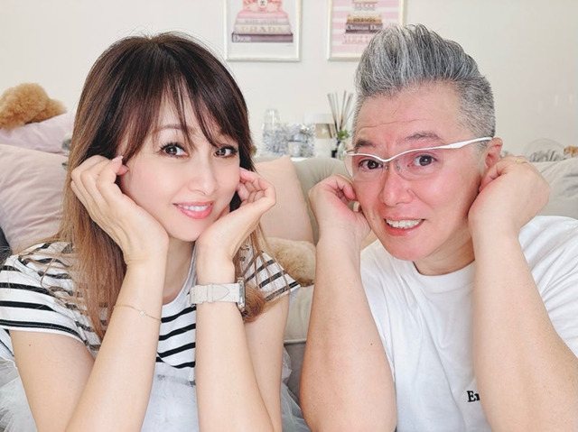 渡辺美奈代、夫との仲良し頬杖SHOTにファンほっこり「いつ見てもお似合い」「素敵なご夫婦」