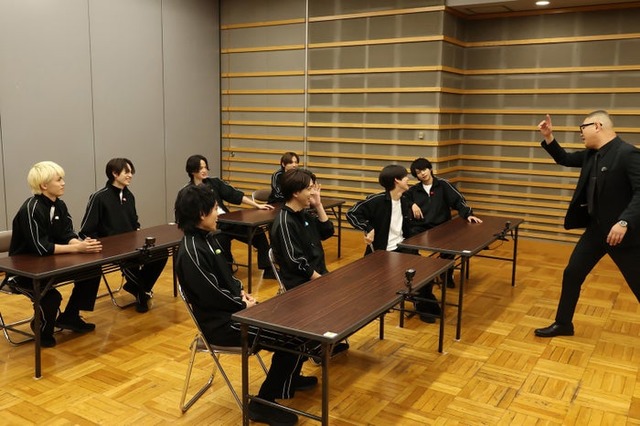 （後列左から）篠塚大輝、橋本将生、菊池風磨、猪俣周杜（前列左から）原嘉孝、寺西拓人、松島聡、佐藤勝利／長谷川忍（シソンヌ）（C）フジテレビ