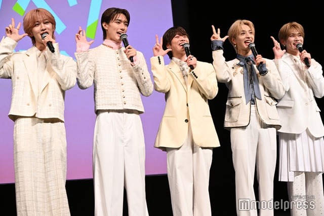 僕たちがLiKE LEGENDでーす！（左から）NAOYA、山中柔太朗、大橋和也、木村慧人、大久保波留（C）モデルプレス